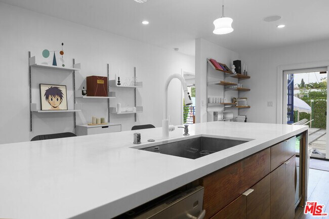 Building Photo - 848 N Las Palmas Ave