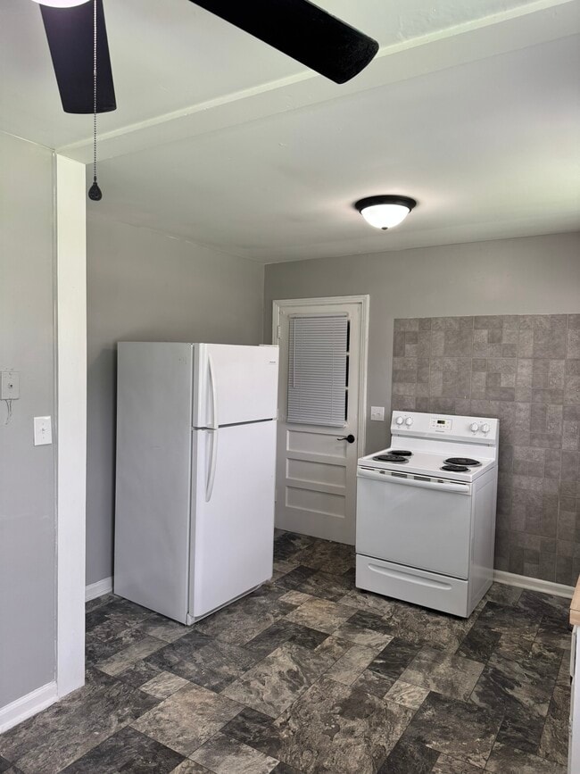 Building Photo - 512 Cottonwood Dr