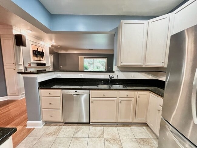 Building Photo - Beautiful 3 BR 2 FB condo with its own garage and driveway