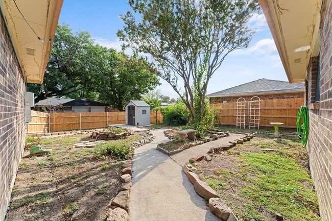 Building Photo - 626 Brittany Dr