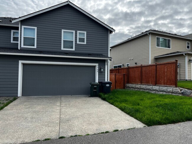 Building Photo - 4 Bed DuPont Townhome for Rent