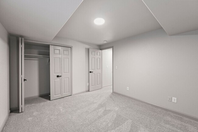 Building Photo - 5540 Almont Ave