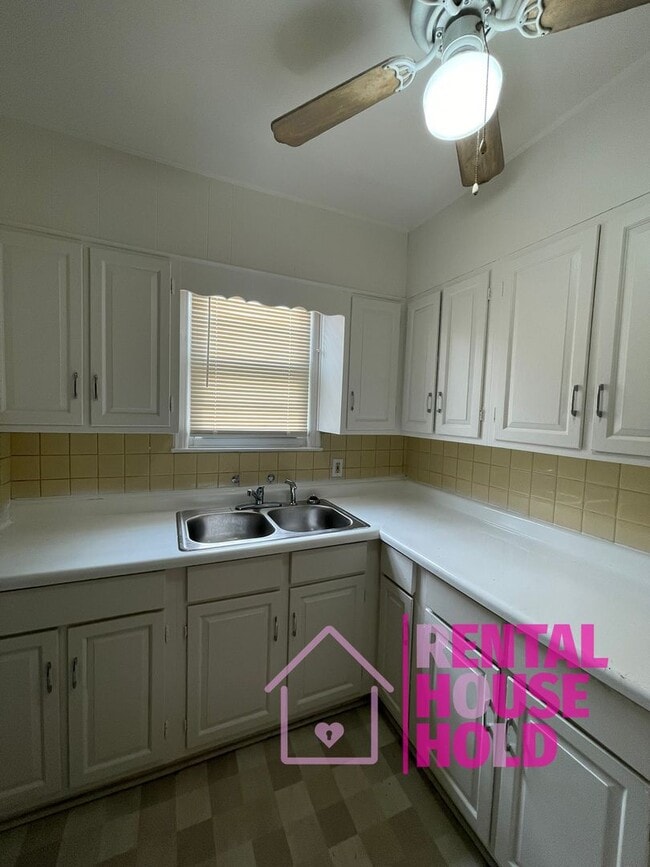 Building Photo - 3-Bedroom 1-Bath Single Family Home Locate...