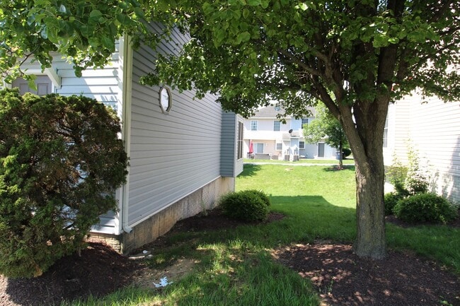 Building Photo - Liberty square end unit townhome for rent!