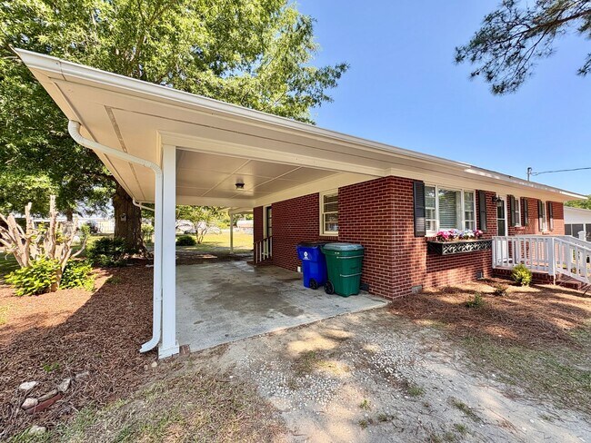Building Photo - Adorable 2 Bedroom Home in the Heart of Nashville!