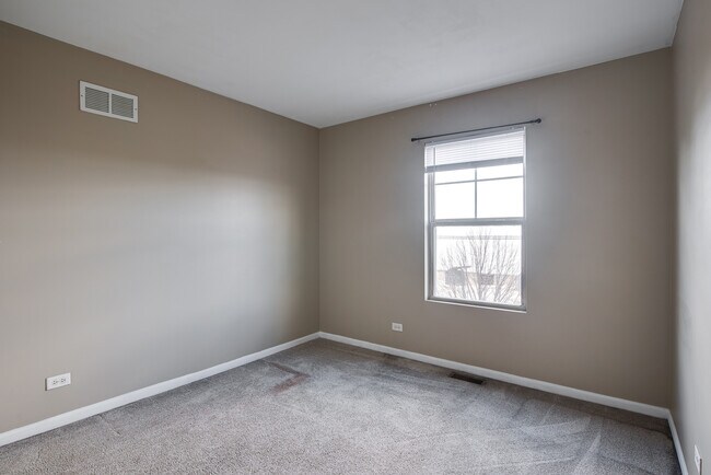 Building Photo - 417 Plaza Pl