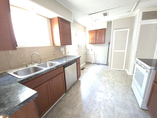 Building Photo - Churchill remodeled 3 bedroom home with ga...