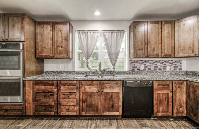 Building Photo - 536 Robert E Lee Dr