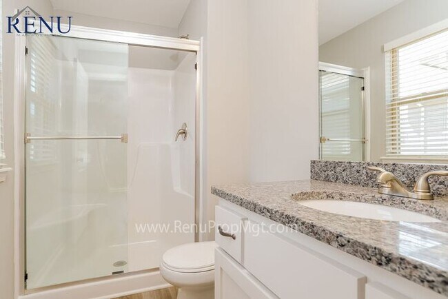 Building Photo - Holiday Special: Free First Month's Rent!!