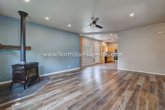 Building Photo - Wonderful Bend Property Close to Mountain ...