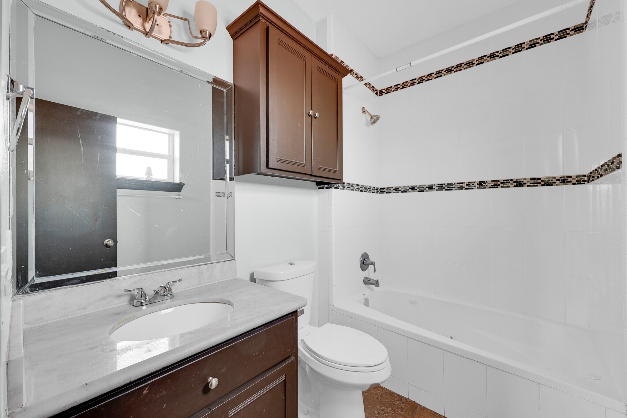 Master bathroom. Titled bathtub. - 801 E Daffodil