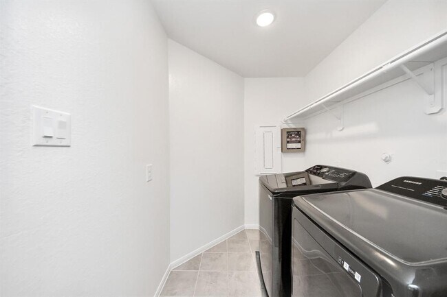 Building Photo - 6302 Prince Pl Dr