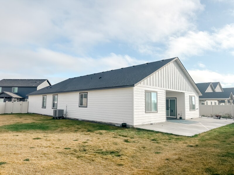 Building Photo - 742 N Doumit Dr