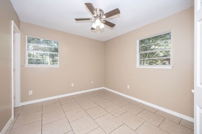 Building Photo - 3 Bedroom 1.5 Bath Home in Gautier!
