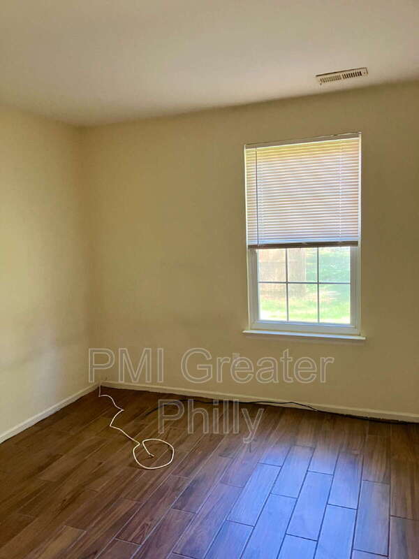 Building Photo - 1688 Bluebird Dr