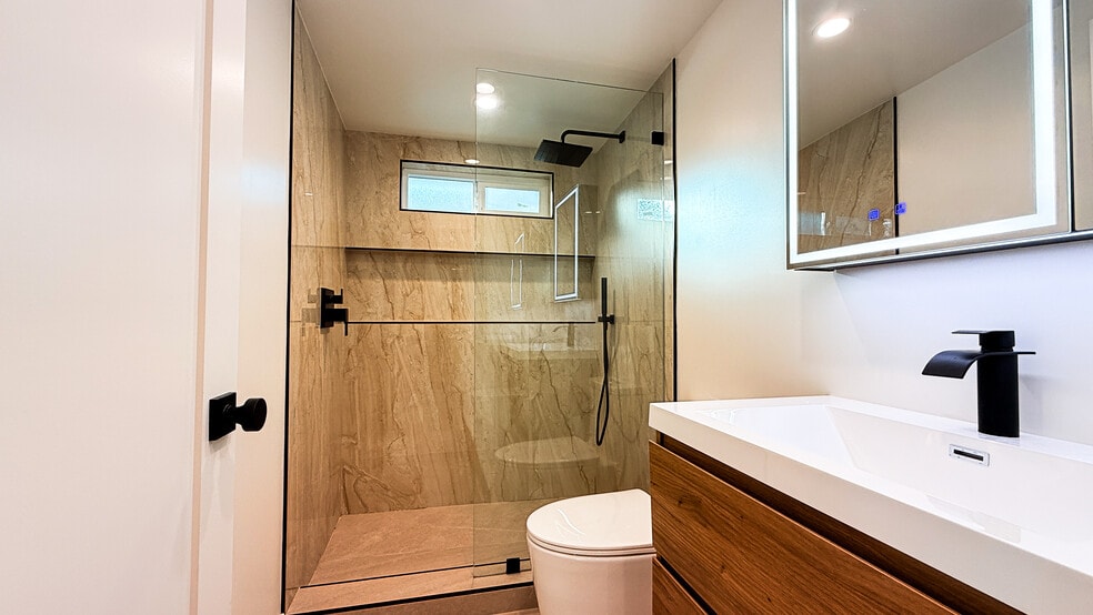 Building Photo - 546 W Ash Ave