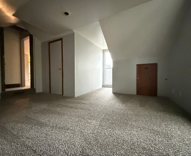 Building Photo - 133 Benton St