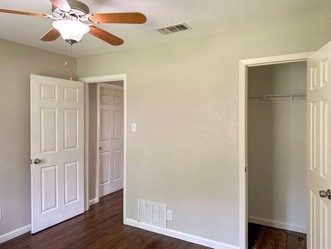 Building Photo - 4 Bedroom / 2 Bath