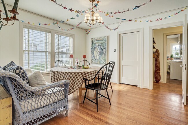 Building Photo - 2112 Banks St