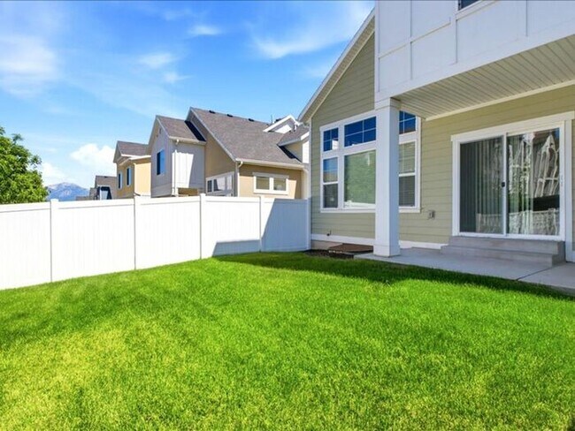 Building Photo - Herriman Lovely 3 bed, 2.5 bath Townhome