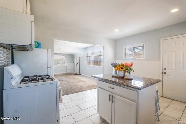 Building Photo - 2725 Desert St