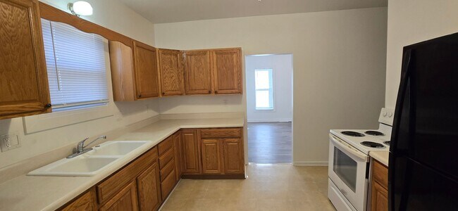 Building Photo - Remodeled 2 bedroom with Garage & small fe...