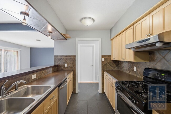 Building Photo - 2416 S 5th St