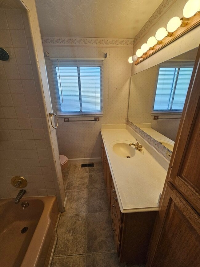 Building Photo - 4 bed 2 bath Home in Murray