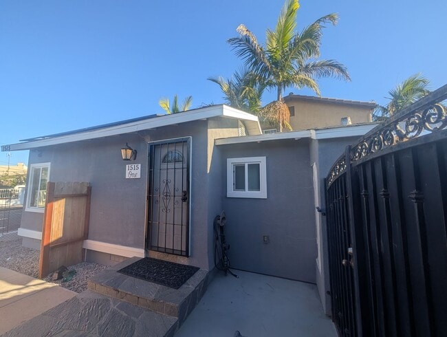 Building Photo - Studio located in Oceanside!