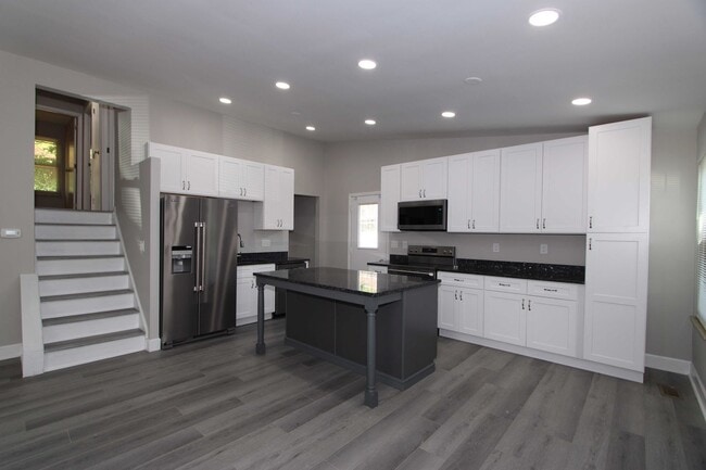 Building Photo - Stunning Remodeled 4 Bed 2 Bath Home