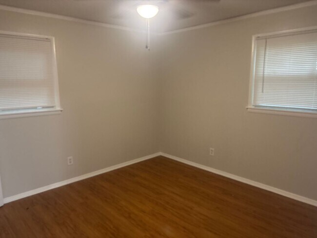 Building Photo - 3323 Bedford Ln