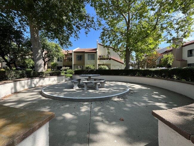 Building Photo - 1st floor condo w/pool, spa, clubhouse, te...