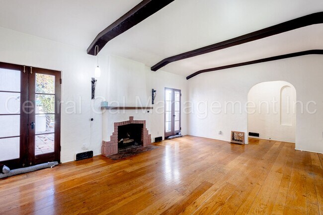 Building Photo - 3 Bedroom/2.5 Bath Home with a Mother In Law Unit - $2595 per month!
