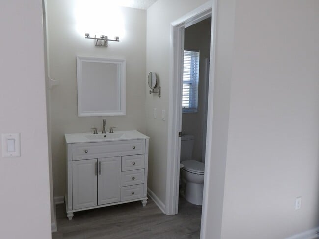 Building Photo - Updated 1/2 Duplex