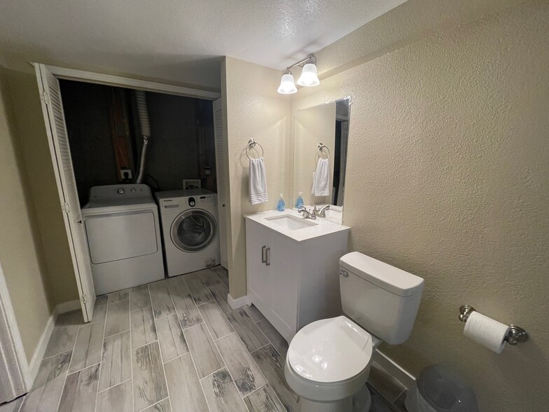 Building Photo - 1510 W Maple Ave