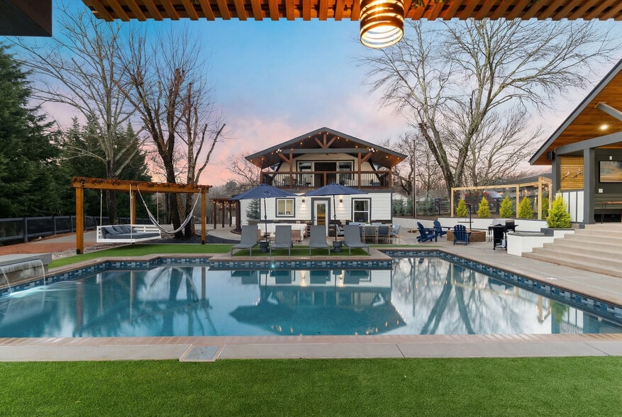 Building Photo - 10 Penny Ave