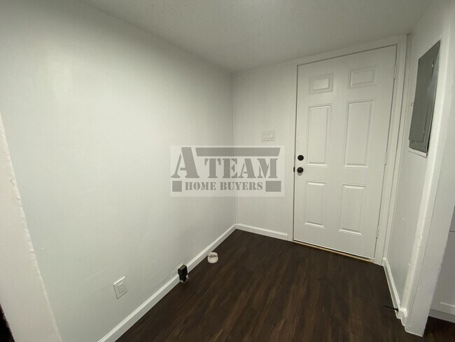 Building Photo - Fully Remodeled 3 Bed 2 Bath on Large lot.