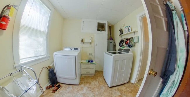 Building Photo - 3D Tour Available - Stand Alone House + Attached Garage + Pet Friendly! Available April 22nd!