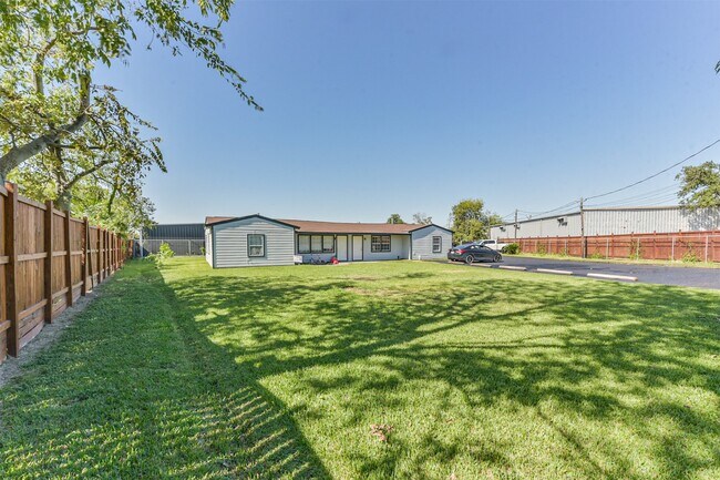 Building Photo - 1266 Dove St