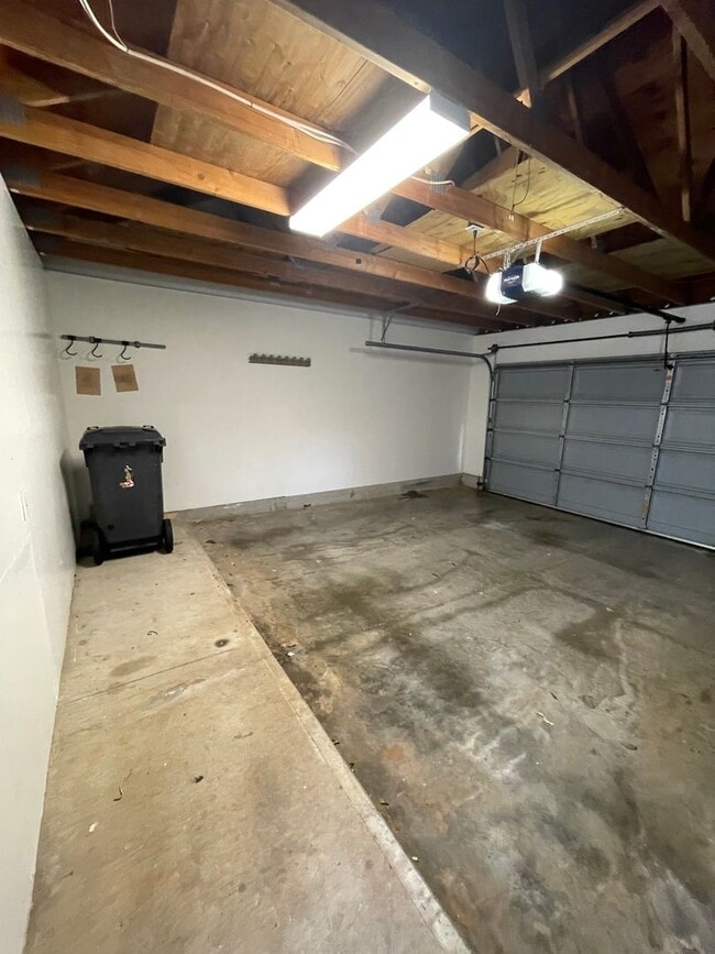 Building Photo - Ocen Pointe Potenial 3 Bedroom Home for Re...