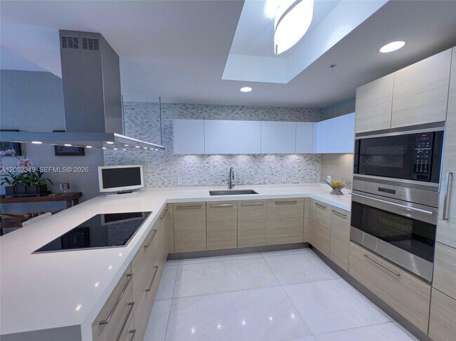 Building Photo - 17111 Biscayne Blvd