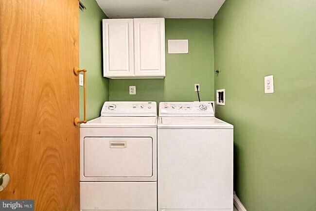 Building Photo - 6337 Littlefield Ct