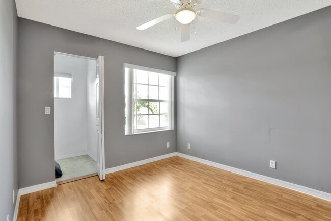Building Photo - 4066 Cresent Creek St