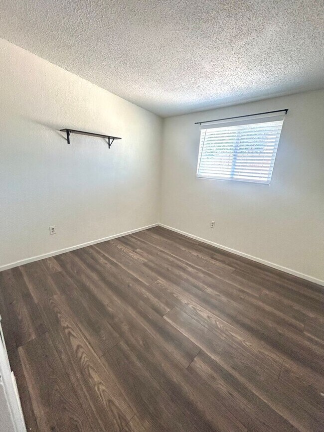 Building Photo - Charming 3 bedroom 1 Bathroom Apartment