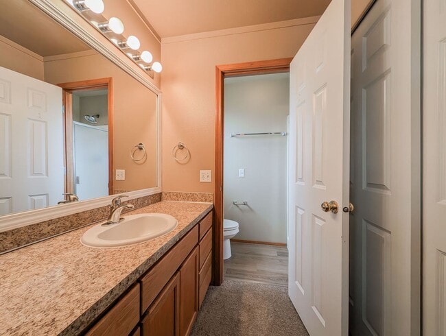 Building Photo - Move in ready 3 Bed 2 bath rambler w/ 2 car garage & fenced backyard!