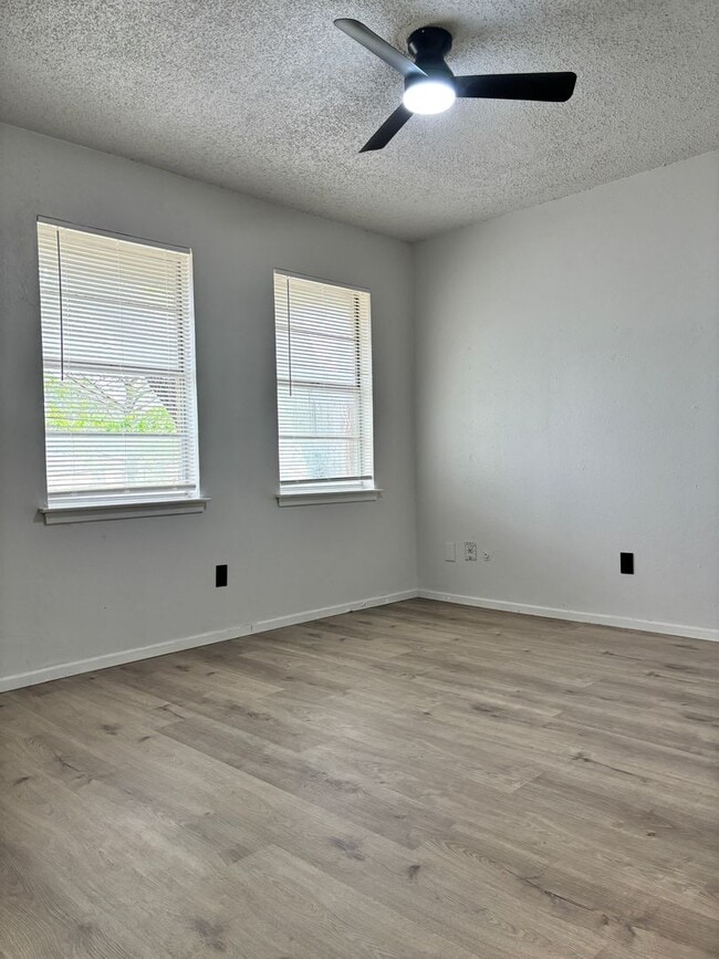 Building Photo - 2BD/1BA | Large Yard | Large Pets Welcome!