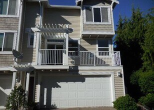 Building Photo - Amazing Condo  End Unit!