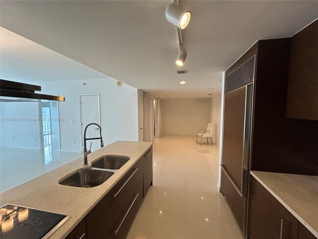 Primary Photo - 495 Brickell Ave