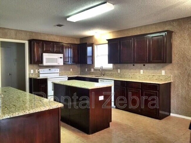 Building Photo - 4001 Cypress Gardens Dr