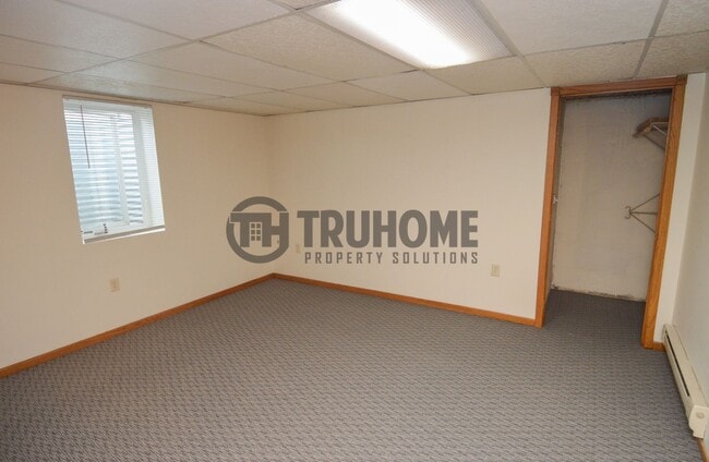 Building Photo - Spacious 5-Bedroom Home – Pet-Friendly and...